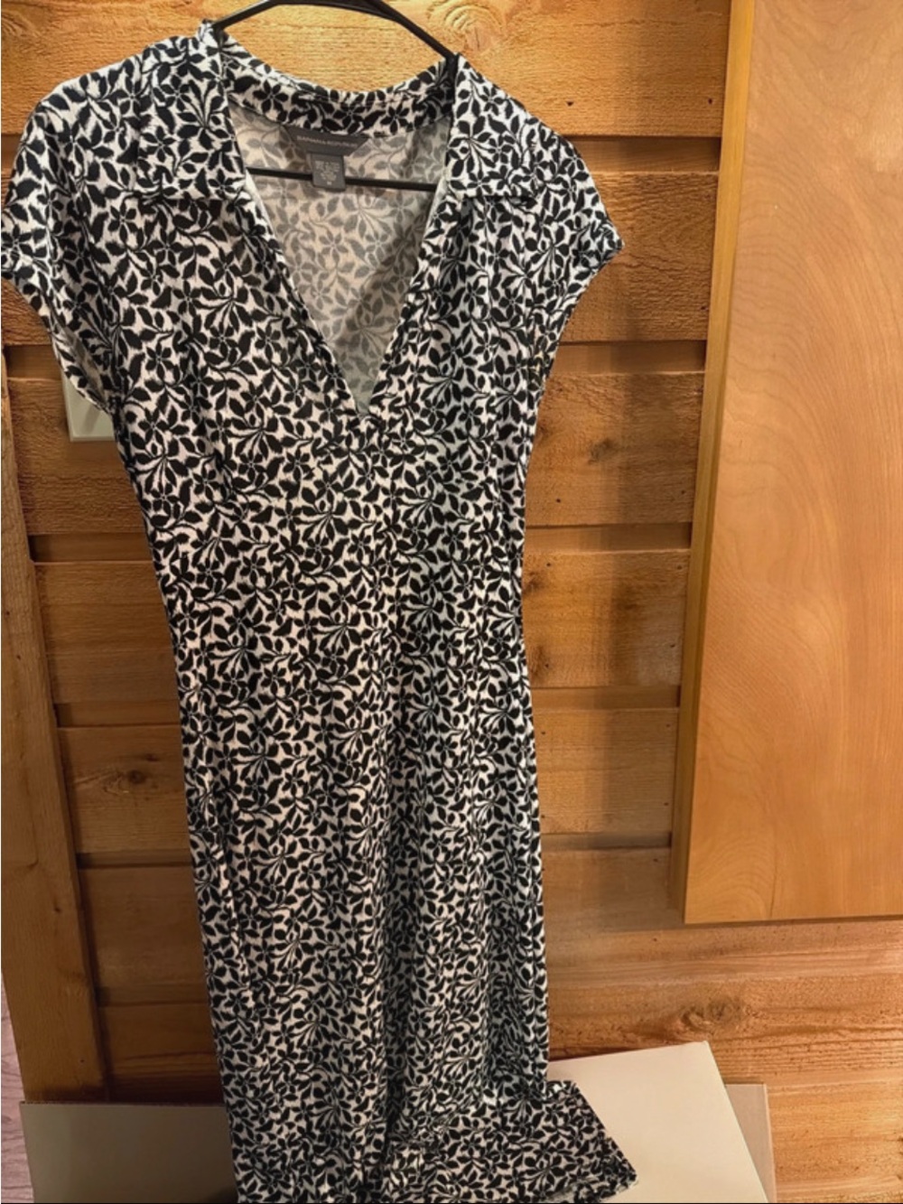 Banana Republic Black & White Leaf-Print V-Neck Dress